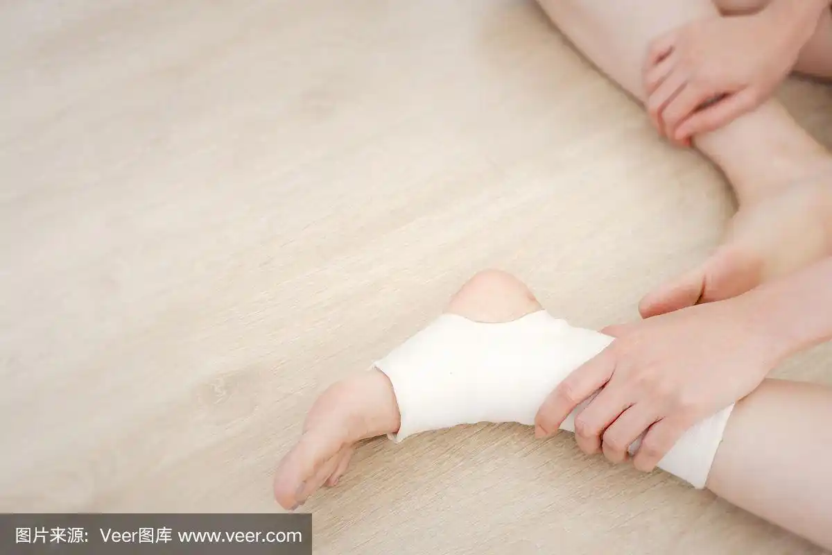 手放在受伤的腿上,脚放在疼痛部位.