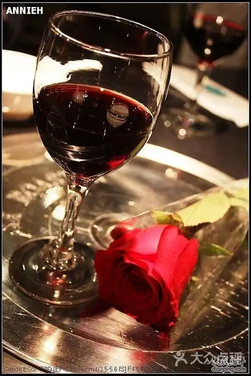 红酒加玫瑰花图片大全