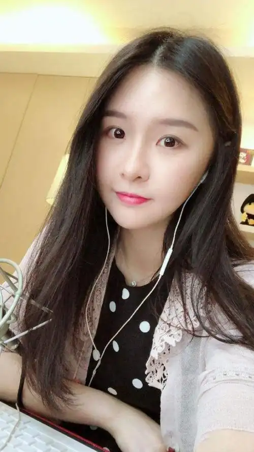 阿冷长相很像古典美人,非常高雅,但阿冷现场样子和镜头前样子差别很多