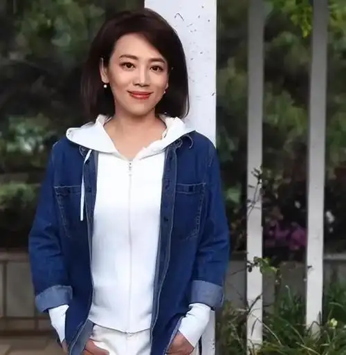 劳春燕,复旦大学的优秀毕业生,曾经在中央电视台担任主持人,新闻播音