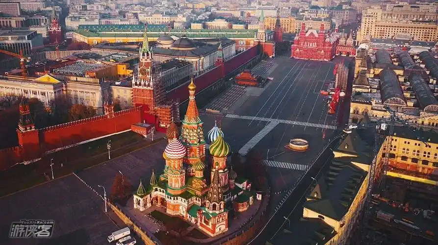 下: 俯瞰庄严神圣的红场.