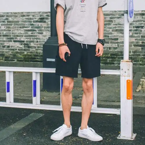 原创款的撞色短裤,短裤的版型很简约,可以搭配夏天一半的衣服了.