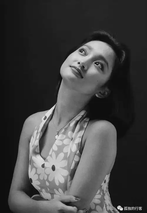 周迅,1974年10月18日出生于浙江省衢州市,华语影视女演员,歌手.