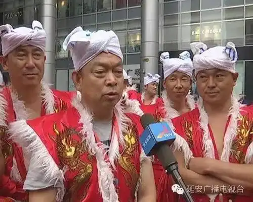 "白色坎肩红腰带 白羊肚手巾头上扎" ——安塞腰