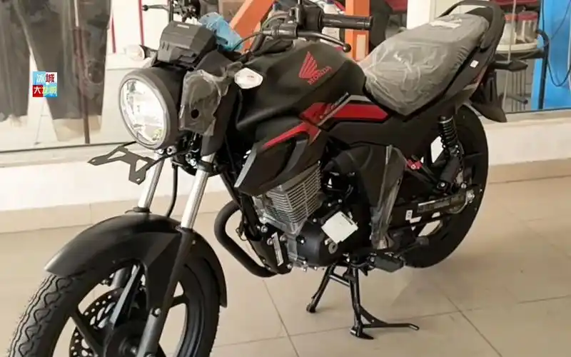 新款本田cb150,售价9900元,造型复古,油耗2.3,配cbs