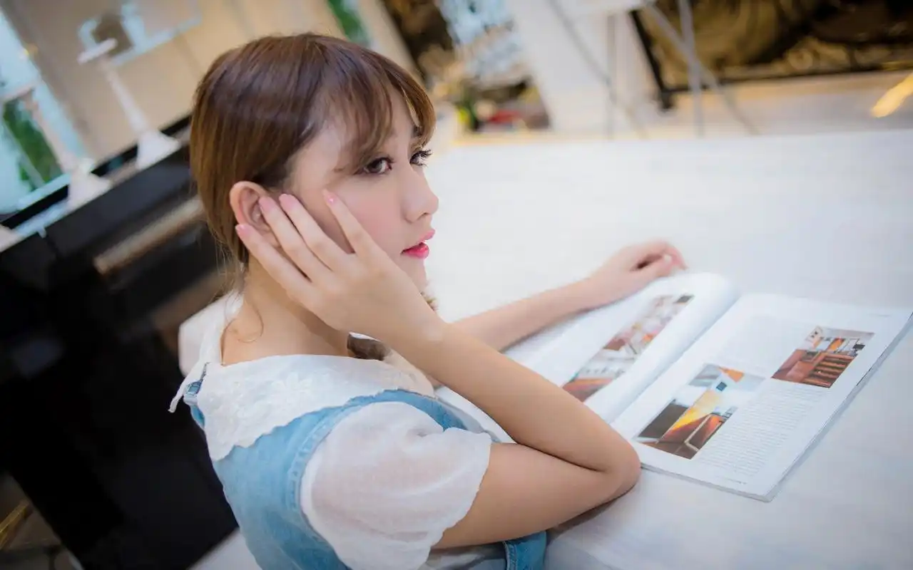 美丽恬静女生生活照