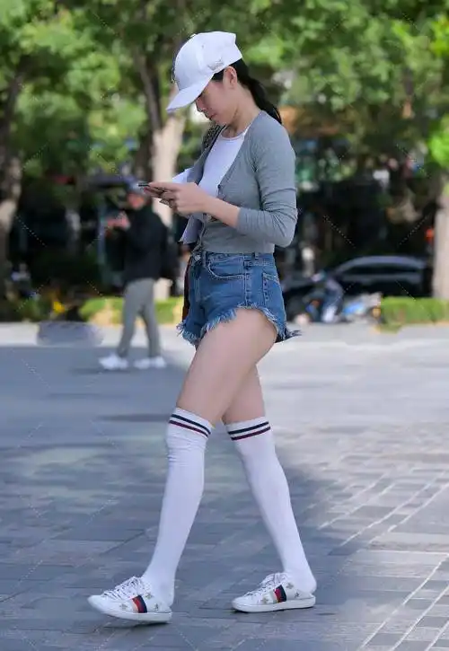 原创灰色针织衫配深蓝色短裤加上长筒袜的需求让美女充满了活力