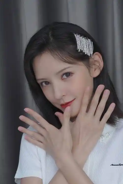 张予曦"撞脸"陈瑶?同为偏瘦甜美类型,这两大美女你更喜欢谁?