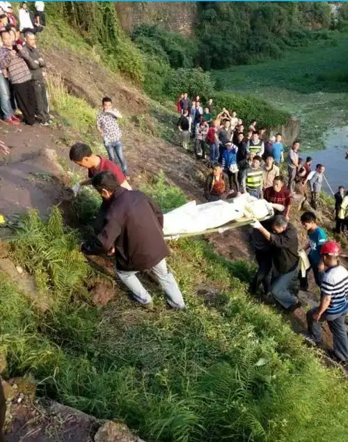 达州两小学生不幸溺水身上 家长正从外地赶回老家