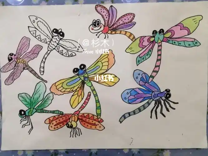 彩铅蜻蜓画,儿童画蜻蜓,颜色搭配还可以,剩了一个不想涂色了,留着吧