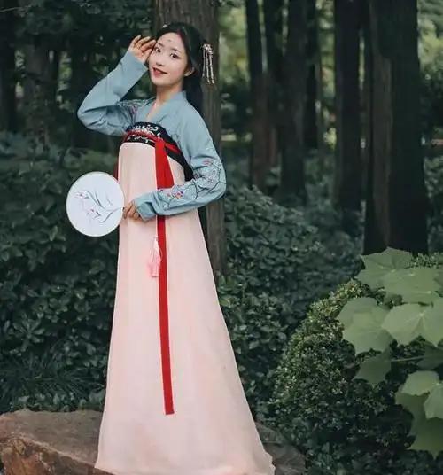 隋朝女子的服饰,俏丽修长而又时尚华美,现代人看了都为之动容