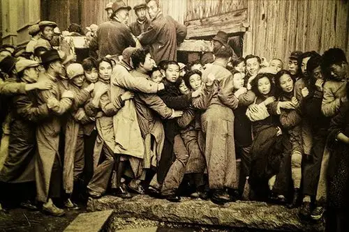 展览另设番外篇,陈列了很多老照片,此为解放前北平(北京)物资匮乏,粮