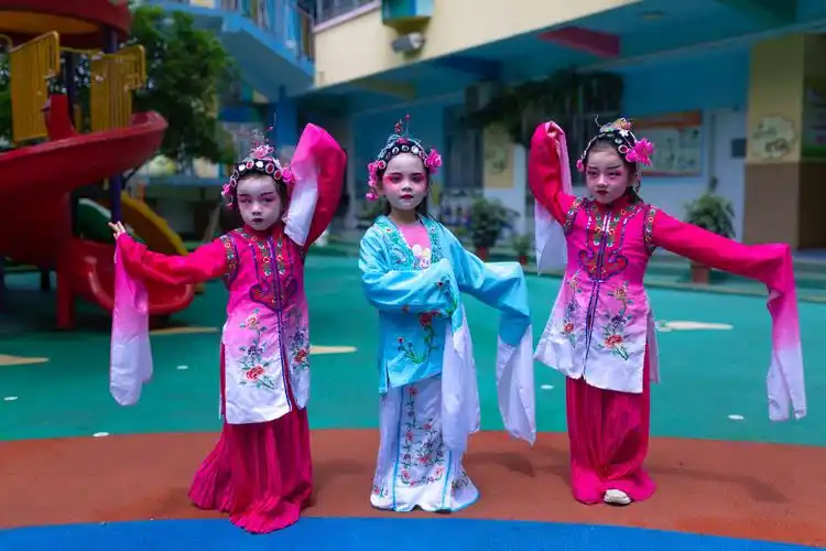 粉墨梳妆戏中人━━萍乡市实验幼儿园省规划课题组京剧人物化妆体验