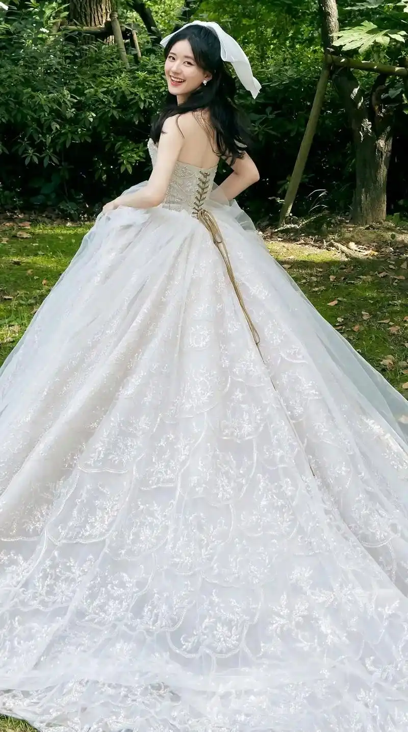 赵露思白色婚纱的造型真的好美呀越看越好看