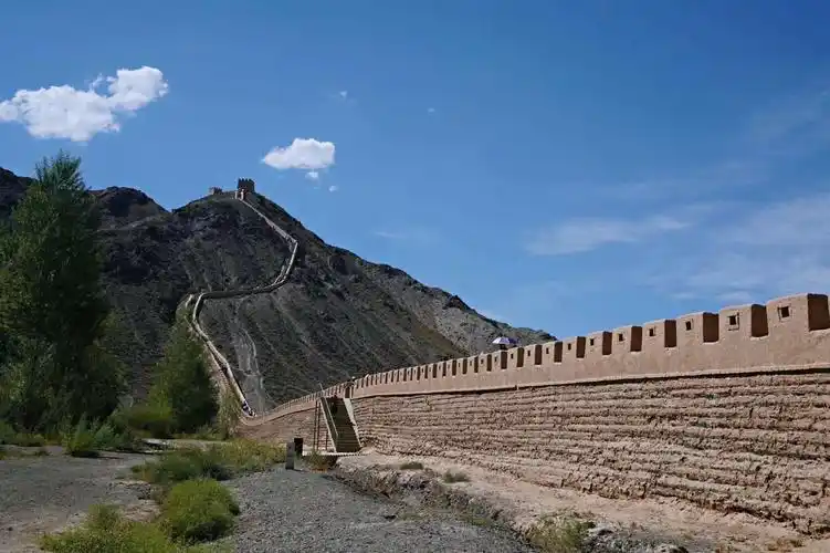 图789的长城位于嘉峪关关城以北约8公里处的黑山上,叫作"悬臂