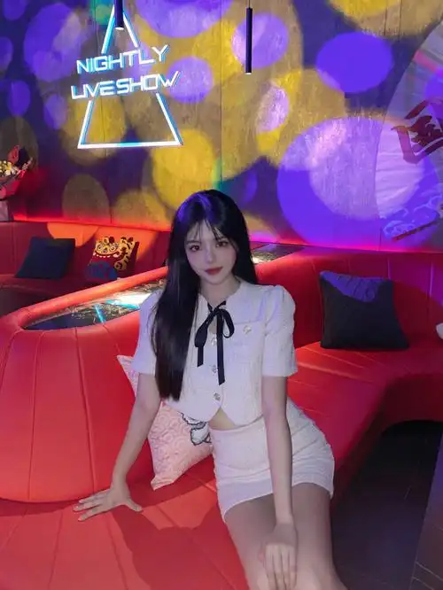 92:柒夜night live show99:长江路71号-整个酒吧装修都是充满着