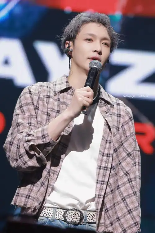 张艺兴蓝色碎盖短发##张艺兴工作室开始发图了