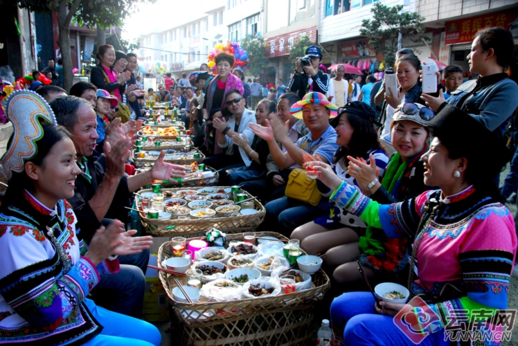 百米长街宴开千桌 云南红河长街宴等你来