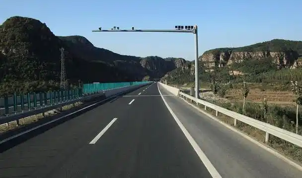 高速行驶是我们日常生活中经常会遇到的一种交通方式,但是在高速公路