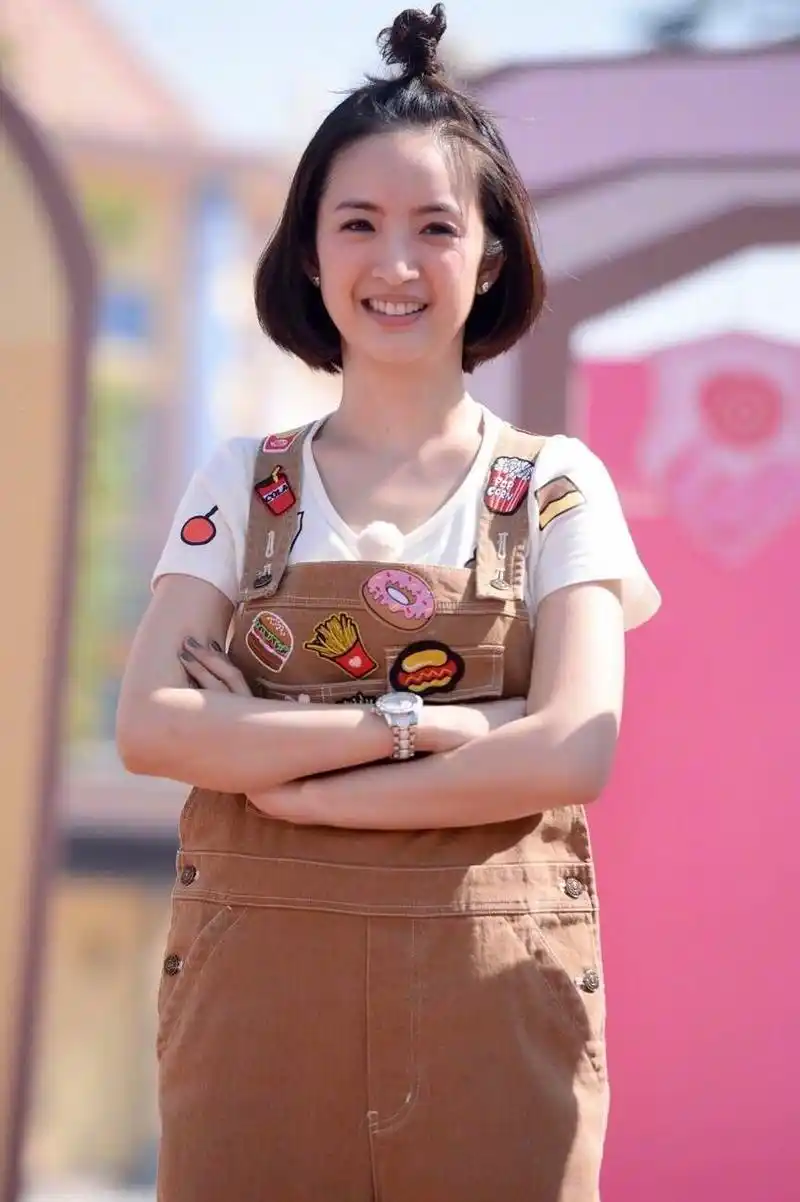 36岁林依晨素颜现身机场,粉嫩着装少女感十足,网友:天生的!