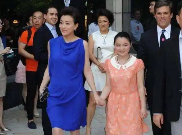 杨澜老公吴征,实际上也是一个成功商人,但是因为外形原因,颜值一直都