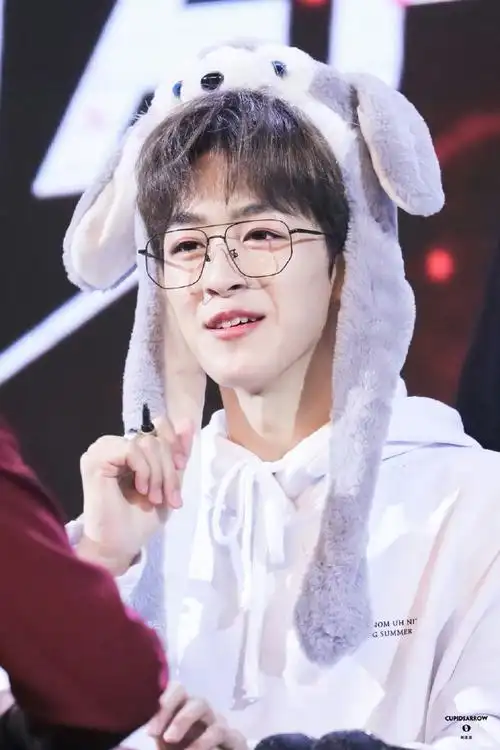 何洛洛 你笑起来真好看