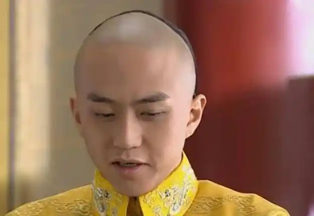 还说康熙帝把太子行册礼的日期定在嫡长子承祜的生日十二月十二那天