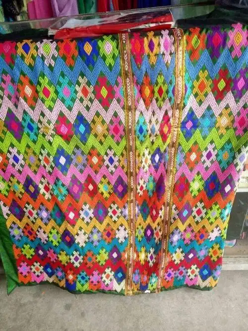筒裙是景颇族传统服饰里最重要的组成部分,也是景颇织锦技艺最集中的