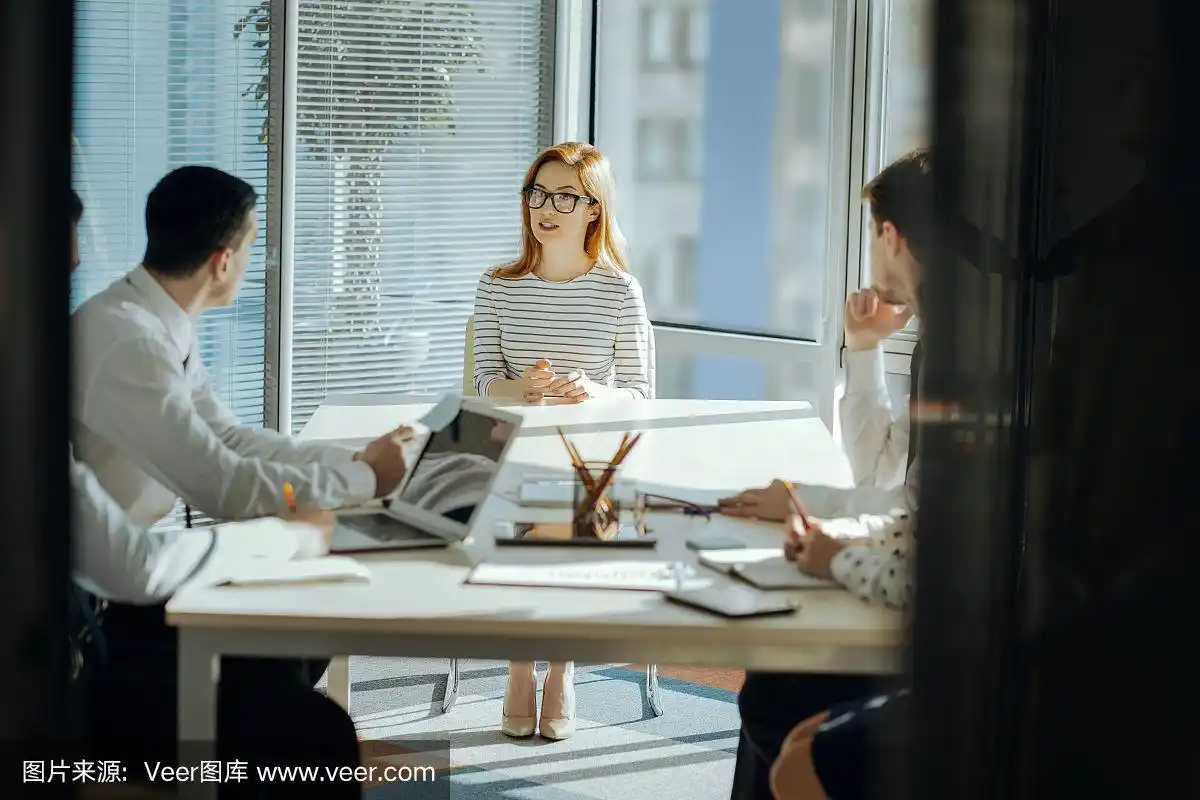 年轻的女老板正在和员工开会