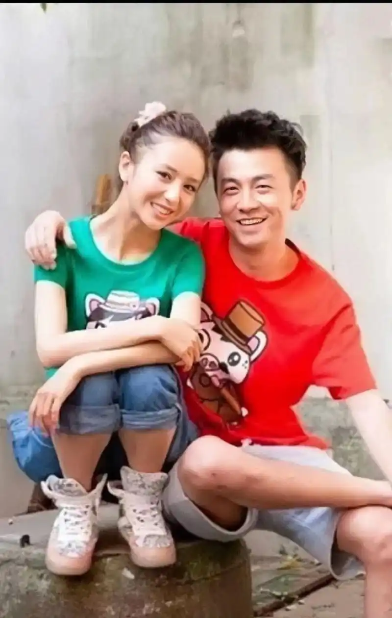 多年前,有一张佟丽娅和雷佳音年轻时的合影,当时佟丽娅身材瘦削,娇小