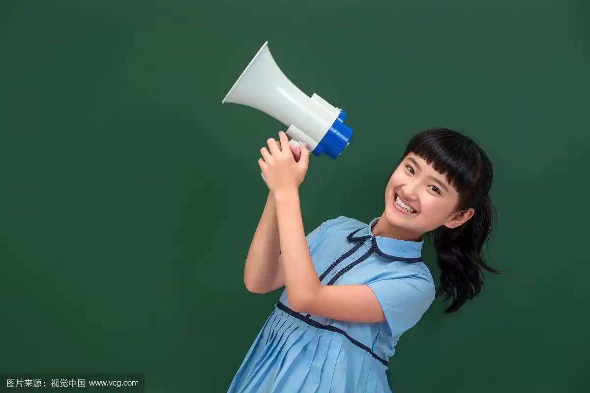 可爱的小学女生拿着扩音器