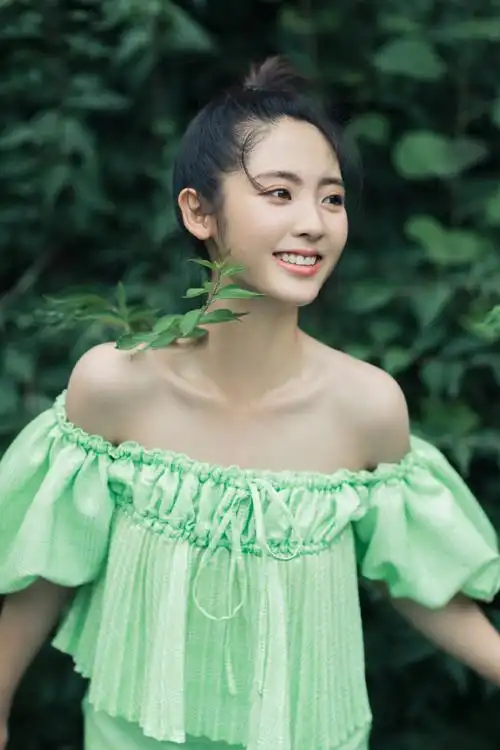 邢菲性感露肩户外写真图片35