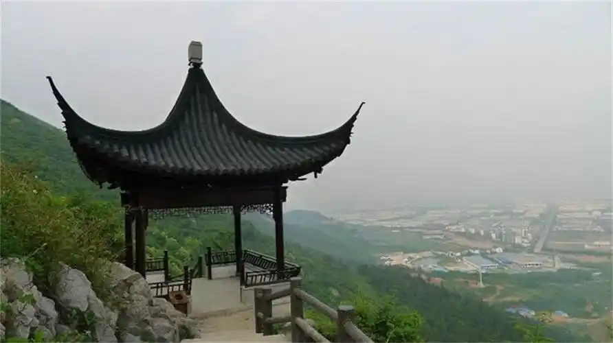 到达山顶的时候你不得不被祝融峰这美丽的景色所震撼到刚上去的时候有