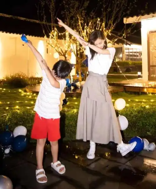 王子文晒照为8岁儿子庆生,疑男友吴永恩掌镜氛围好温馨,母子嘴对嘴