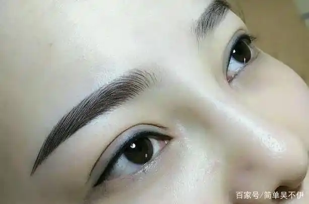 纹身便是用含有色调的扎针入皮肤最底层而在皮肤上留有永久的图案的