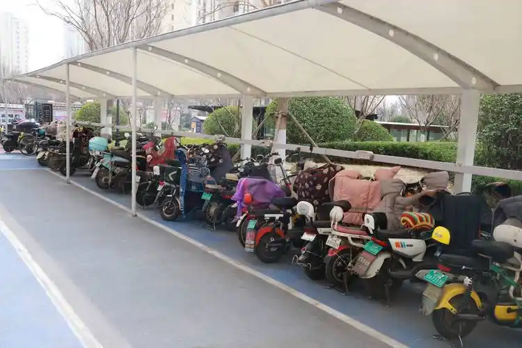 6969"电动车直接停在楼下的车棚真的方便多了,大家也不把电动车放