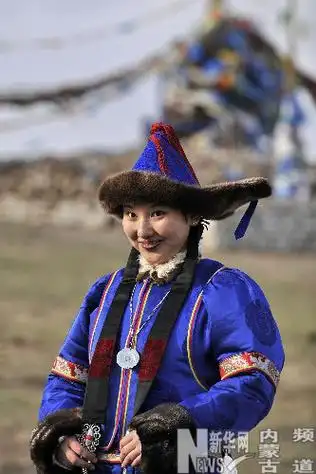 p>鄂温克族属于通古斯人种,其服饰的原料主要为兽皮,满洲,锡伯族等