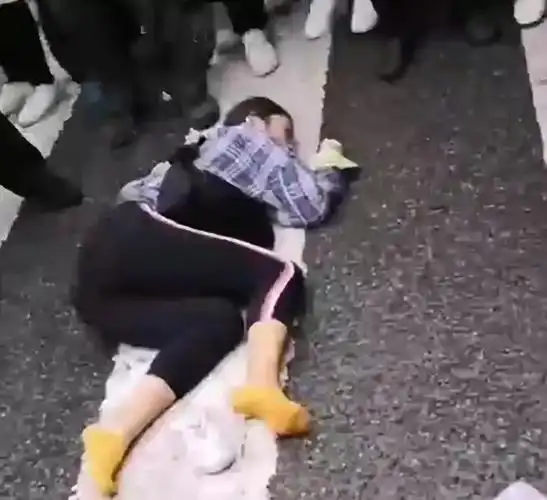 昨天筠连货车撞到自行车,骑车女子抢救无效死亡!_车祸