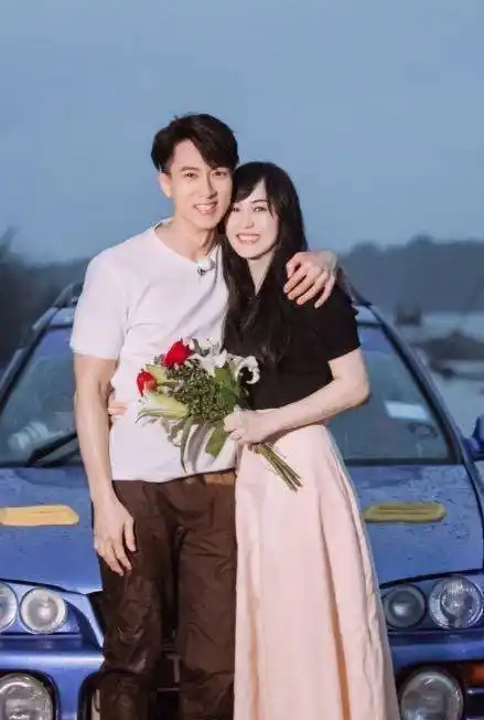 吴尊妻子白色长裙大秀时尚美背,二十几年如一日,冻龄美颜太绝了_林丽