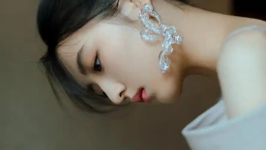 电脑壁纸 明星 大陆明星 张子枫衬衫裙女人味十足写真