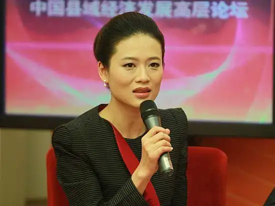 上图为央视主持人李雨霏.(图片来源:新浪财经 梁斌 摄)