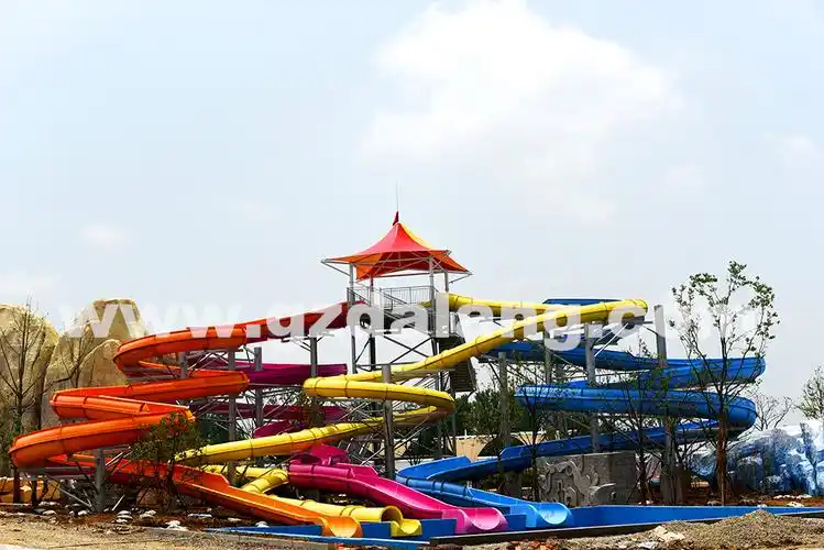 主题包装较精致,游乐设施较先进的顶级水上主题乐园,乐园由室内休闲区