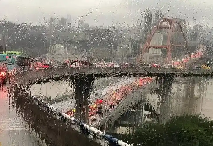 惊艳如画,一下雨,重庆就美成了撩人的江南.