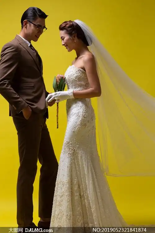 摄影原片 > 素材信息        在四目对视的男女人物婚纱原片素材