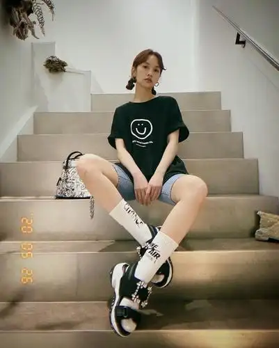 探索女神们的时尚凉鞋穿搭