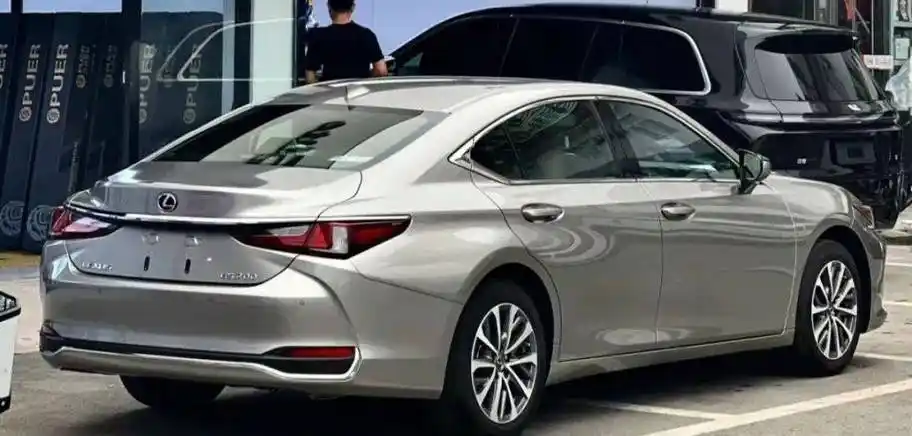 除了外观,内饰和动力方面的优势外,雷克萨斯es200在安全性能和智能