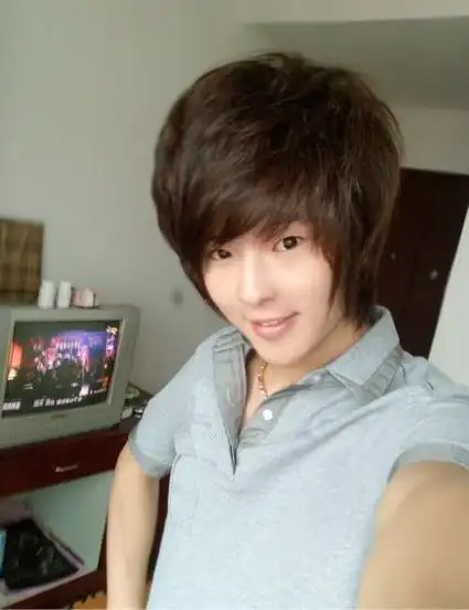 戴眼镜男生的发型