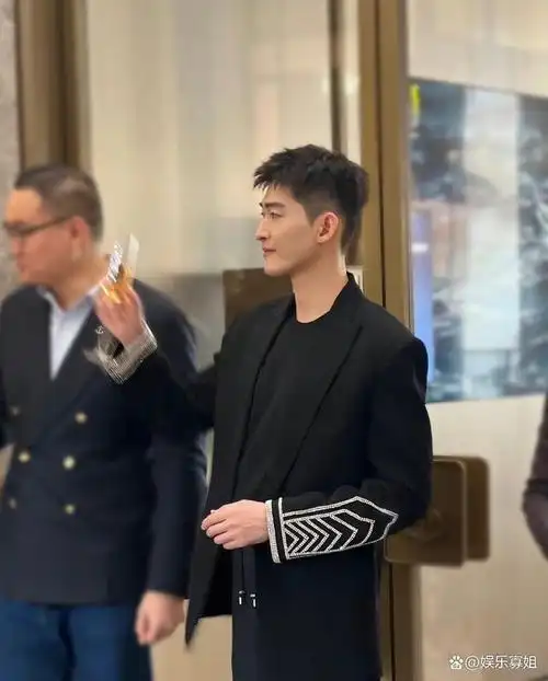 还有人为他加油,张翰整个人的状态特别好,一身黑色look,利落短发,身材