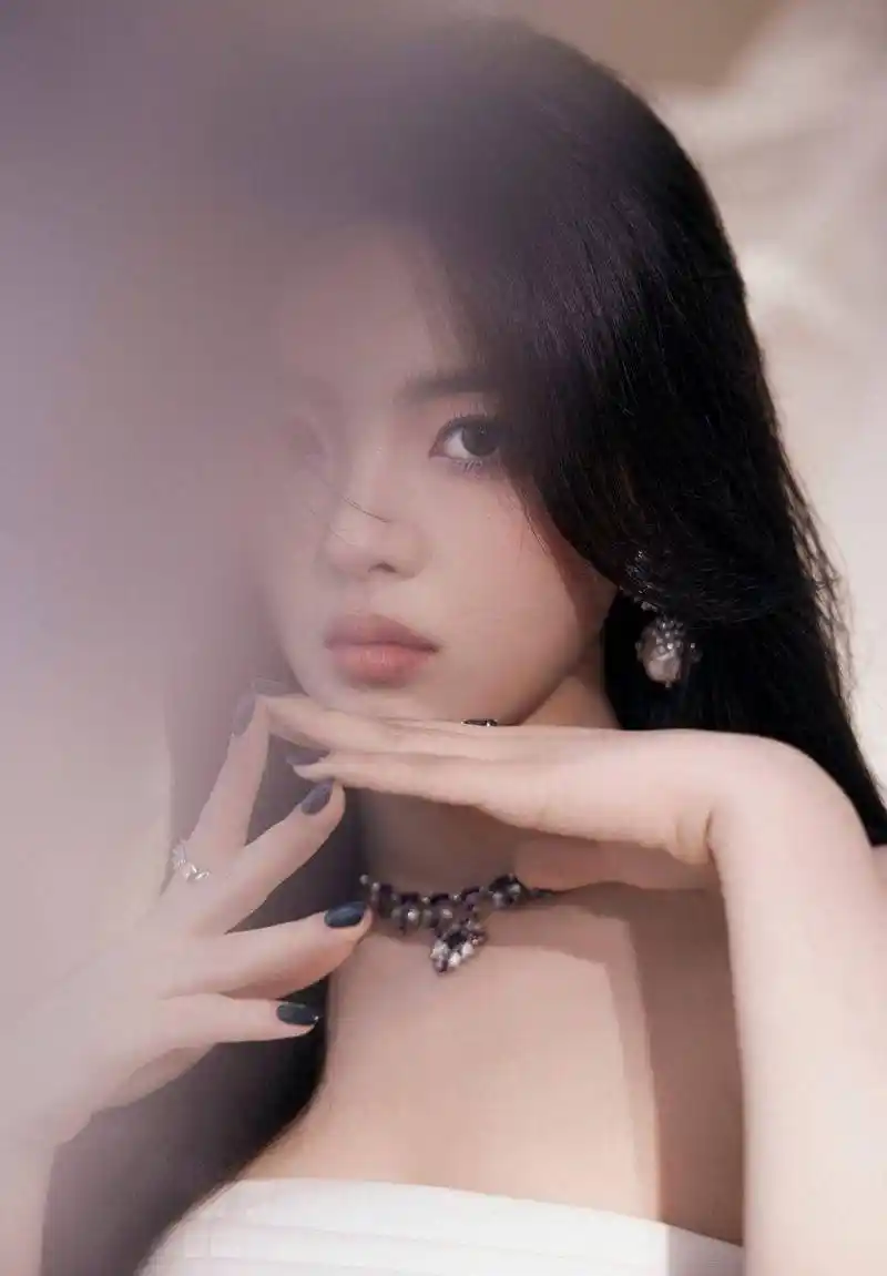 杨超越性感写真美图,抹胸白裙,亭亭如立,如含苞待放的百合花