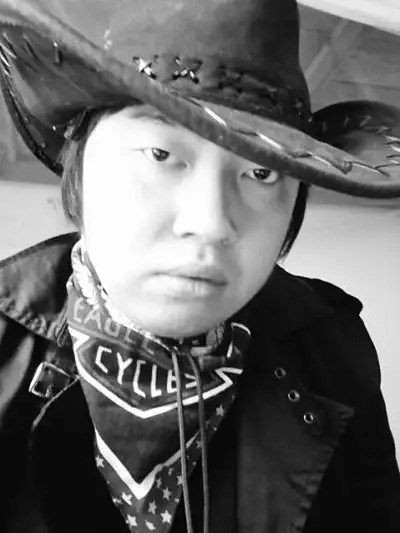 汉口学院"穿越哥" 着汉服持汉剑去上课(图)